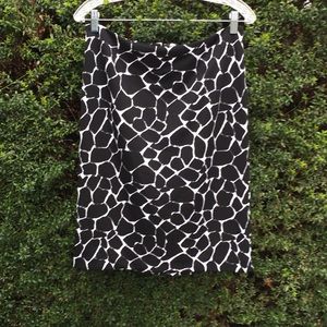 Pencil skirt. Giraffe print.